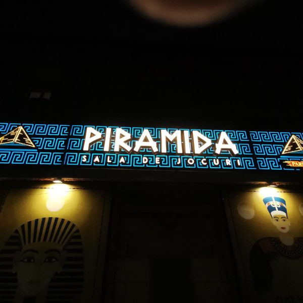 Reclamă din bond cu lumină integrată plexiglas 20mm, piramidă oglindă 3D, swarovski - Casino